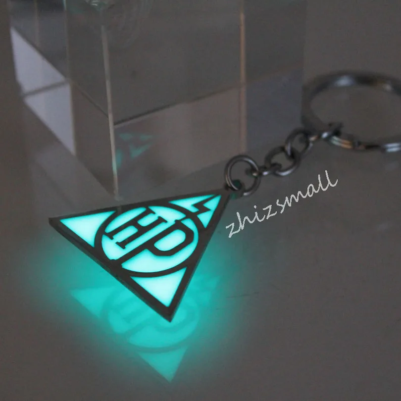 

Stainless steel THE Deathly Hallows keychain glowing key Chain Pendant glow in the dark Hogwarts Slytherin Hogwarts SchooL gift