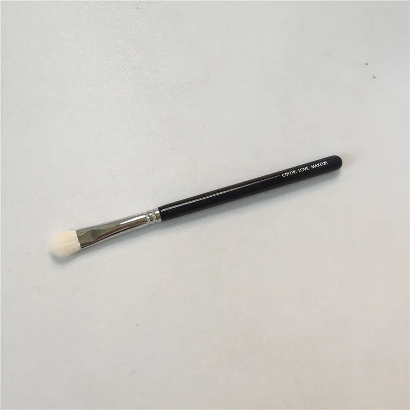 Zoeva 232 LUXE CLASSIC SHADER Eye Brush _ 1