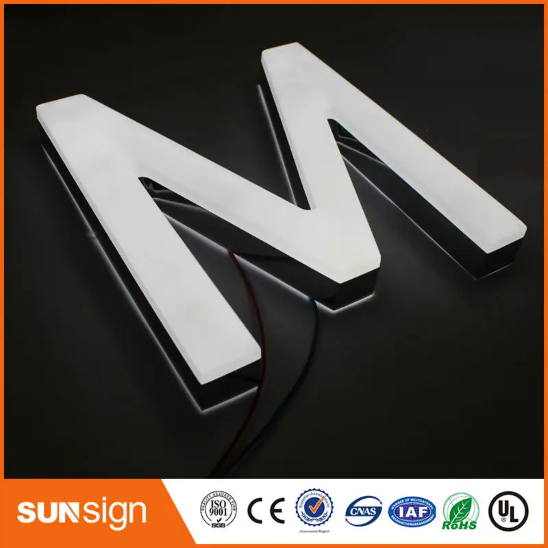 Рисунок 4 - Рекламная подсветка окна магазина