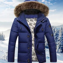 Для мужчин зимняя куртка Горячие Повседневное капюшон искусственный мех енота Воротник Зимнее пальто Для мужчин ветрозащитные теплые парки Плюс Размеры HJ434