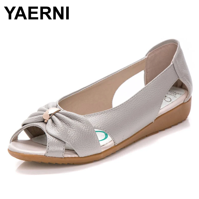 baratas YAERNI Moda Genuínas Senhoras De Couro Sandálias de Couro De Vaca Mulheres Oco Bowknot Plana Borboleta Nó Sandálias de Metal Plus Size Mulher