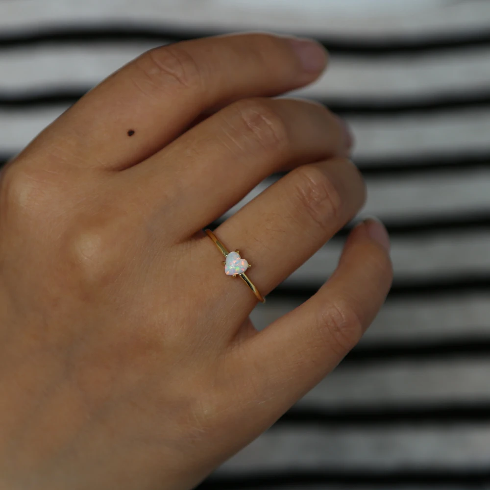 Simple single stone ring Heart shaped 