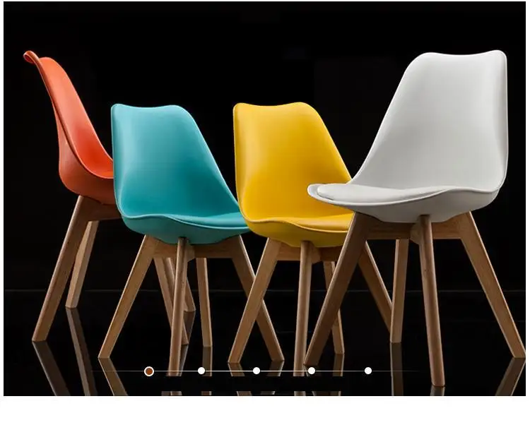 Разноцветные стулья в интерьере. Стулья разных цветов. Стулья eames tulip. Стулья eames в интерьере на кухне. Стулья разных цветов.