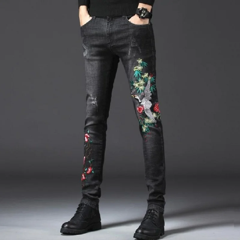 

2019 New Fashion Men's flower crane bird embroidery patch ripped jeans Casual black slim staight distressed denim pants 816-1