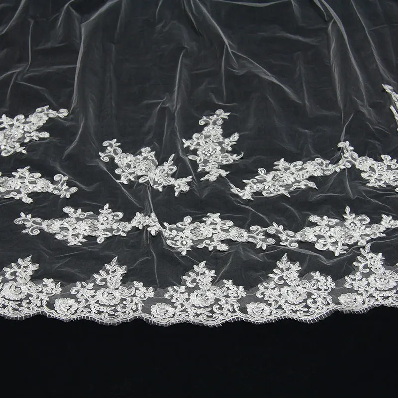 Schönheit-Emily Hochzeit Zubehör Appliques Tüll Lange Kathedrale Hochzeit Schleier Spitze Rand Braut Schleier mit Kamm Heißer verkauf 2018