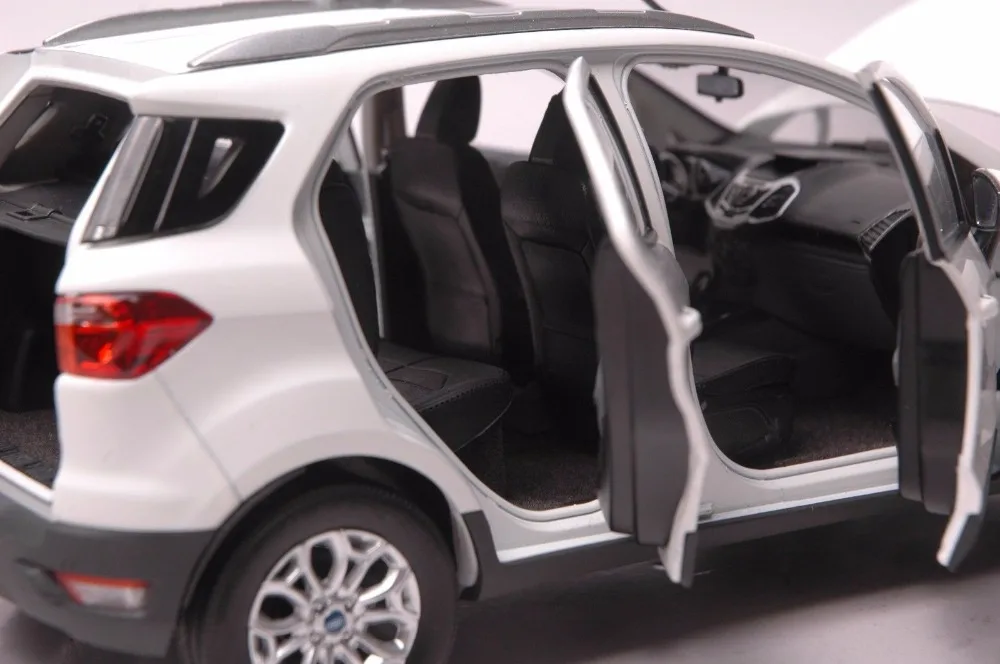 Ford Ecosport car model in scale 118 white (8)