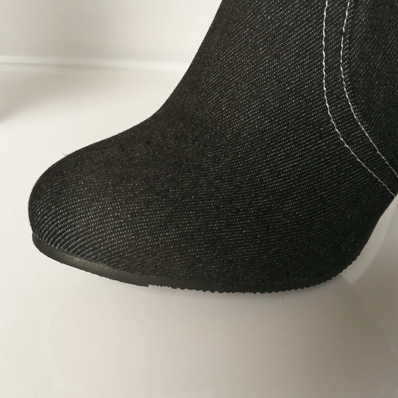 REAVE CAT/зимняя женская обувь из джинсовой ткани; осенние сапоги; сапоги до колена с острым носком и пряжкой; Модная Повседневная Теплая обувь черного цвета
