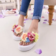 Женские шлепанцы; Новинка года; модные летние сандалии на плоской подошве с цветочным принтом; вьетнамки на танкетке; шлепанцы на платформе; мягкие пляжные сандалии; XC18