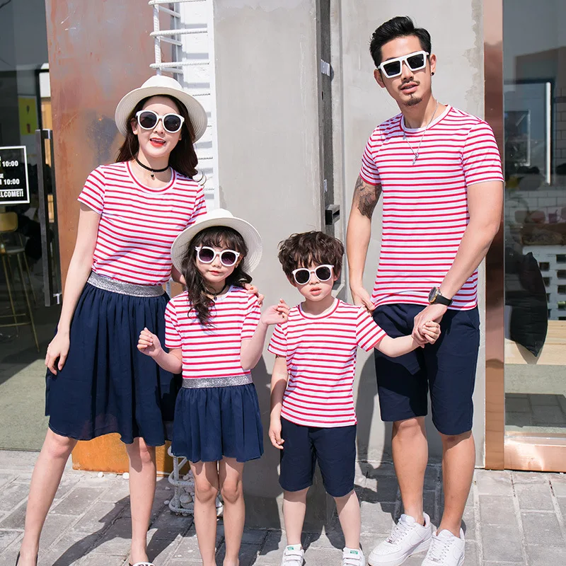 

Summer Family Matching Outfits Daughter Dress Mom Stripe T-Shirt+Skirt Dad Son T-Shirt+Shorts 2PCS Suit Family Clothes E1