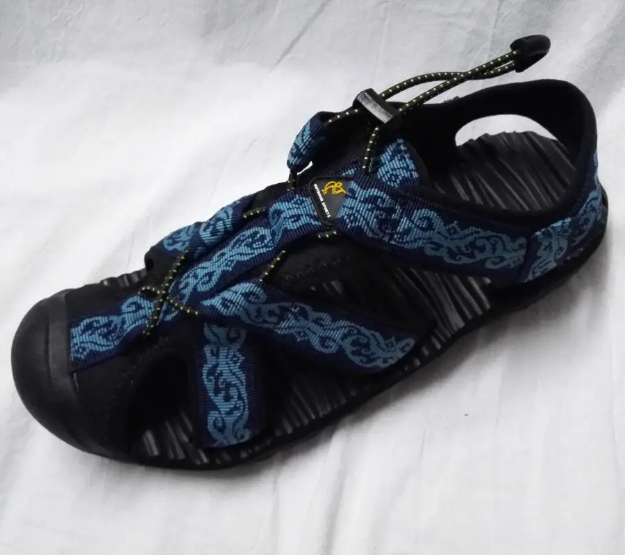 rubber sole trekking shoes