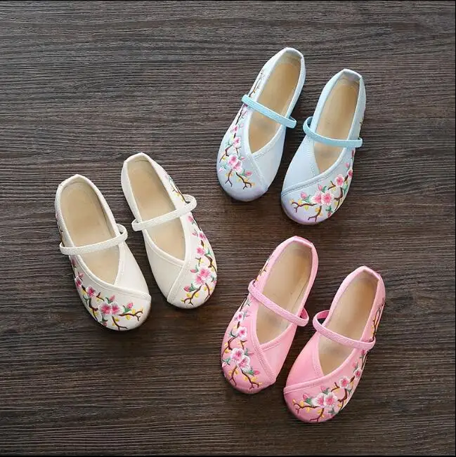 

Children embroidered shoes 2018 new national wind Chinese style costume retro dance performance shoes