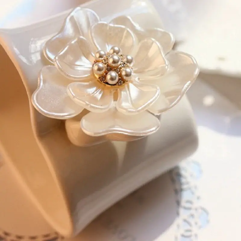 

2016 Women's Fashion Beauty White Rhinestones Brooch Gift Plastic Broche Fine Camellia Flower Retail