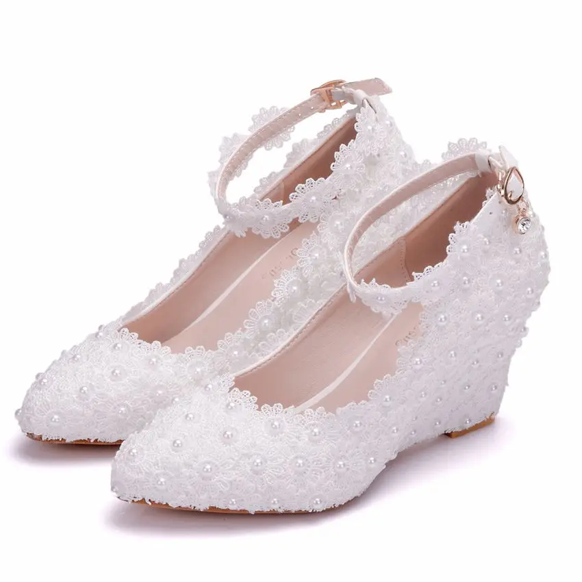 Королевские свадебные туфли с белыми цветами и кристаллами; кружевные туфли на высоком каблуке с жемчужинами; красивые модельные туфли для невесты; Туфли на танкетке с отделкой бисером; женские туфли-лодочки на каблуке 8 см