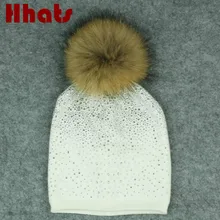 Который в душ Женщины шапочки из натуральной из меха енота помпонами шерсть шляпа шапочки с натуральным мехом помпонами мода блестящими стразами зимняя шапка