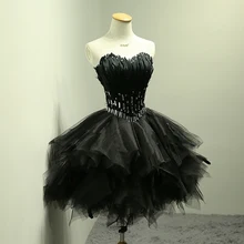 Sexy Schwarz Cocktailkleider Federn Kurze Party Kleider mit Glänzenden Perlen Kurze Schwarze Abendkleider Nach Maß