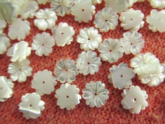 

Top quality 50pcs 10 12 15mm Genuine MOP Shell ,Pearl Shell filigree florial flower Carved yellow white black micharmed beads