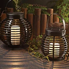 Свет питается от солнечного освещения автоматически ночью и экономит энергию