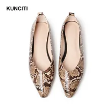 KUNCITI/ Новое поступление; женские туфли на плоской подошве со змеиным принтом; повседневная обувь без застежки из натуральной кожи; осенние лоферы с острым носком; F9138