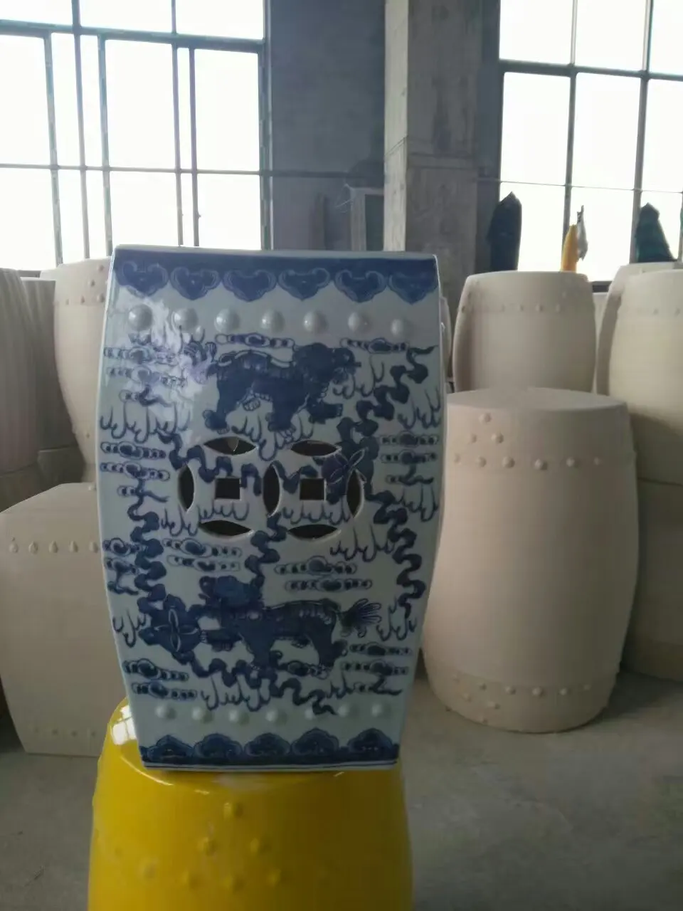 Lion painting Porcelain Jindezhen bathroom dressing ceramic garden stool Chinese ceramic drum stool bathroom ceramic stool blue (2)