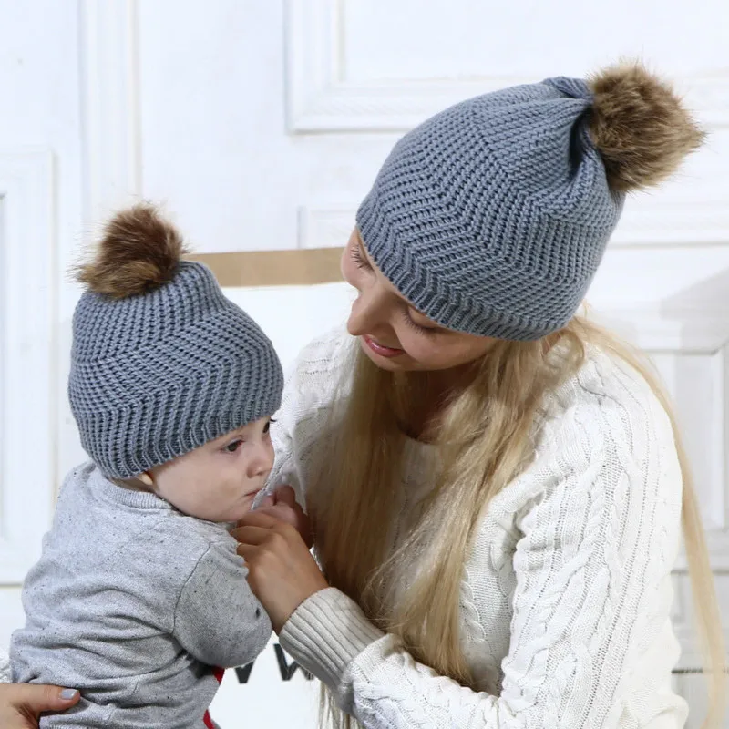 Mom& Детские вязаные шапки Шапки Семейные комплекты для взрослых и для новорожденных, для маленьких мальчиков теплое зимнее пальто для девочек, один из меха с помпоном-кисточкой вязать шапочки шляпа Кепки
