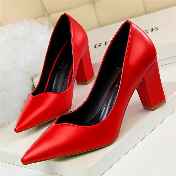 Парадное, тонкое Женская обувь на квадратном каблуке из искусственной кожи женские туфли-лодочки в сдержанном стиле модная обувь на высоком каблуке Острый носок туфли офисные туфли OL - Цвет: Красный