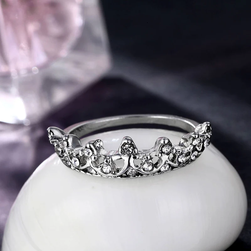 

Fashion Vintage Silver Crystal Drill Hollow Crown Shaped Queen Temperament Rings For Woman Personality Wedding Engagement Gifts