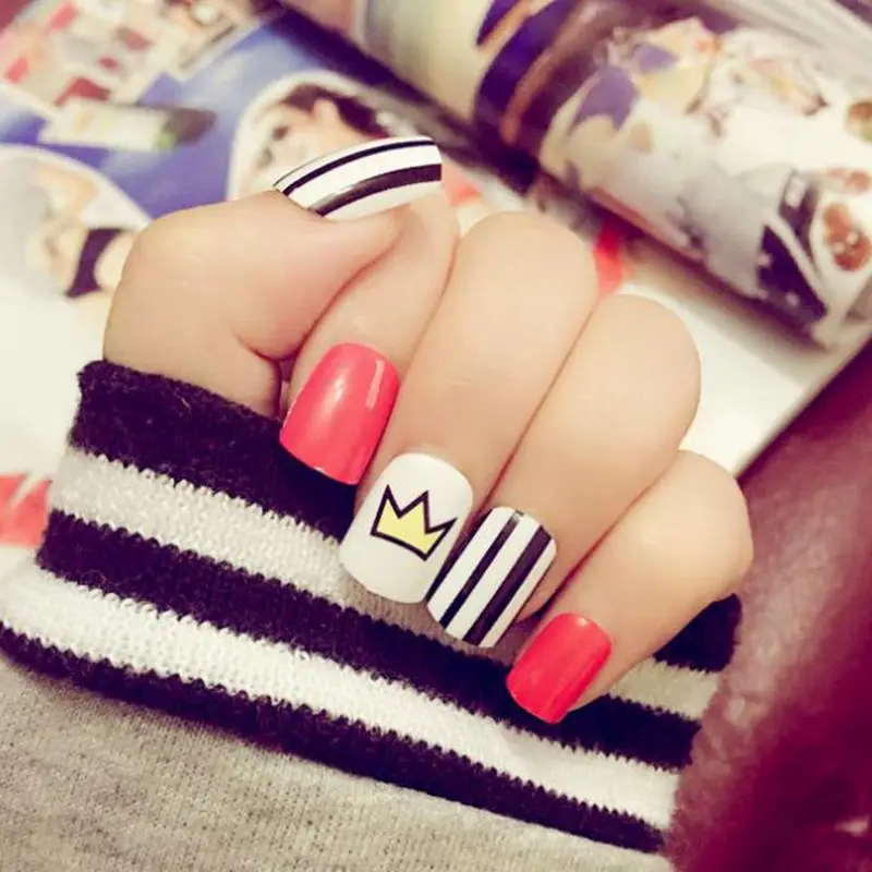 

24Pcs Fashion Red False Nails Black White Stripe Fake Nail Cartoon Crown DIY Nail Art Full Cover Manicure Tip Z115
