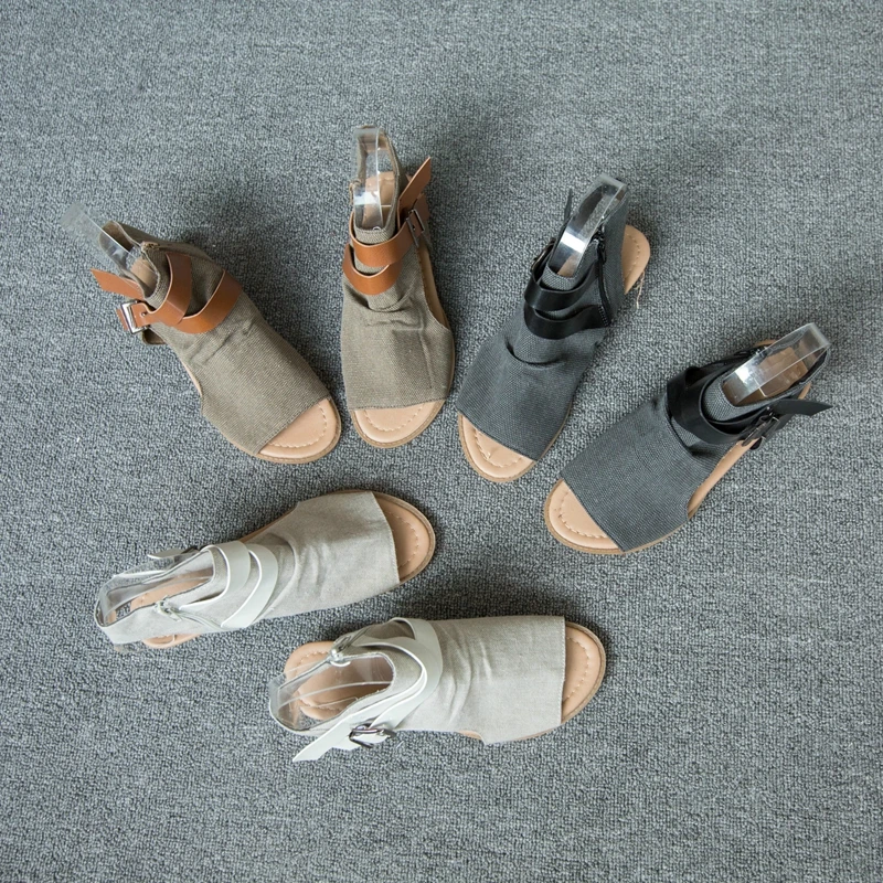 REAVE CAT/женские парусиновые сандалии-гладиаторы на плоской подошве; сандалии; Вьетнамки с ремешками с открытым носком и двумя пряжками; дышащие сандалии; A601