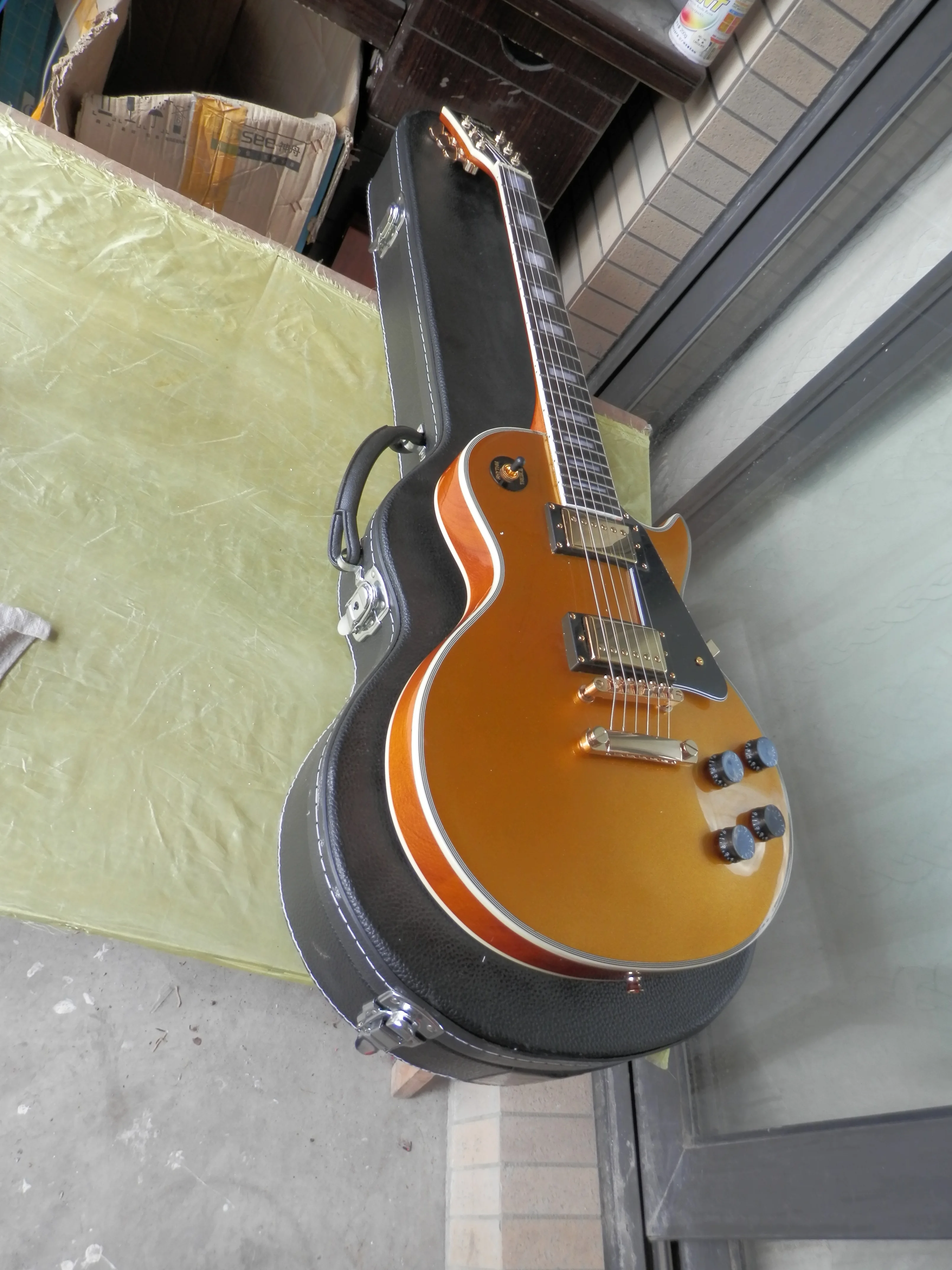 

Free Shipping Factory custom shop New Top Quality custom Gold TOP Electric Guitar with Golden Hardware with case 1011