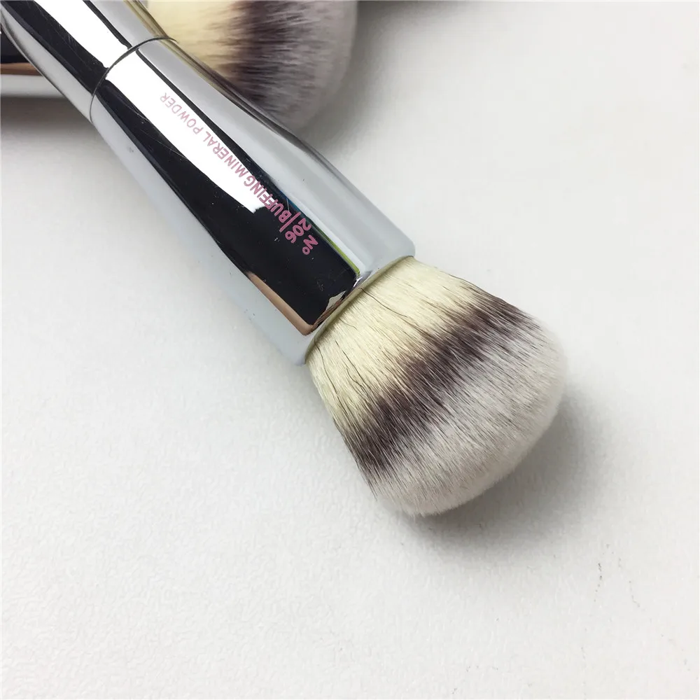 It Cosmetics Live Beauty Fully 206 Buffing Mineral Powder Brush _ 1