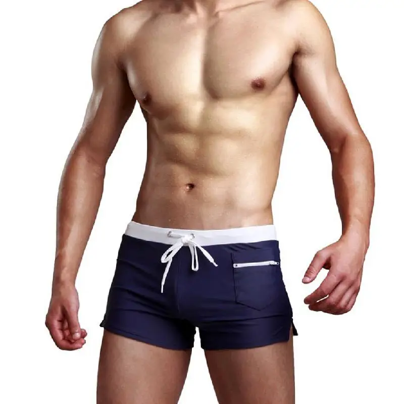 парни в нейлоновых шортах. загорелый мужчина. парни в купальных плавках. купальник для мужчин. спортивные мужчины в трусах.