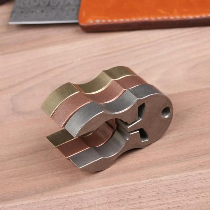 Multi-função ao ar Bronze de Titânio Abridor de Máscara Ferramenta Livre Acampamento Viagem Auto-defesa Chaveiro Edc 7 Ferram. atividade ar livre