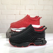 Обувь на танкетке с заклепками и заклепками; кроссовки на массивном каблуке; эластичные носки на толстой подошве; мужские брендовые лоферы на плоской подошве; обувь без шнуровки для подиума