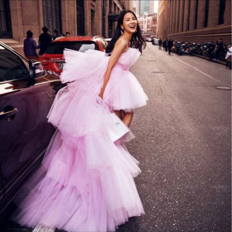 

Baby Pink High Low Prom Gowns Tiered Tulle Formal Dress with Detachable Long Train Chic Evening Party Dresses Off the Shoulder