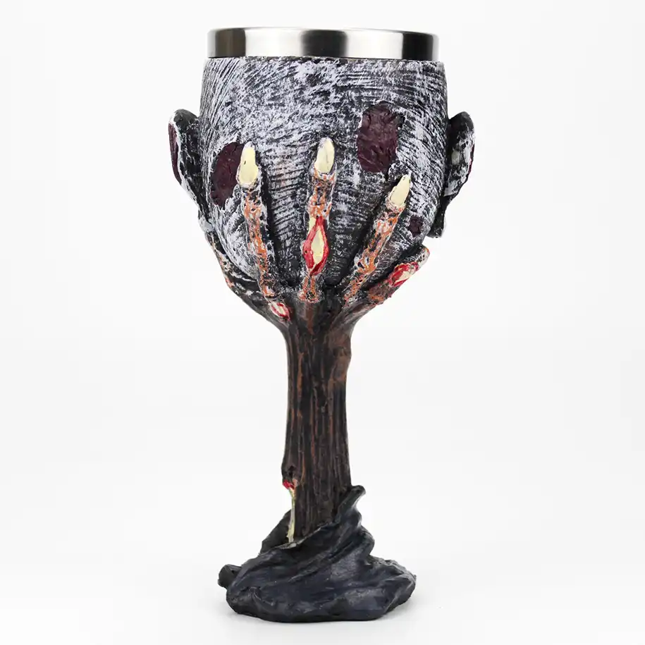 Вино в готическом стиле. Черно золотая эстетика. Готический кубок для вина. Готический бокал. Вино готика.