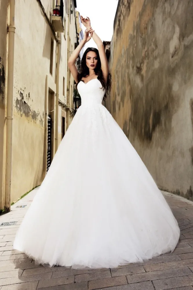 

Vivian's Bridal Simple Spaghetti Straps Lace Appliques A-line Wedding Dress Sexy Sweethweart Backless Court Train Bridal Gown
