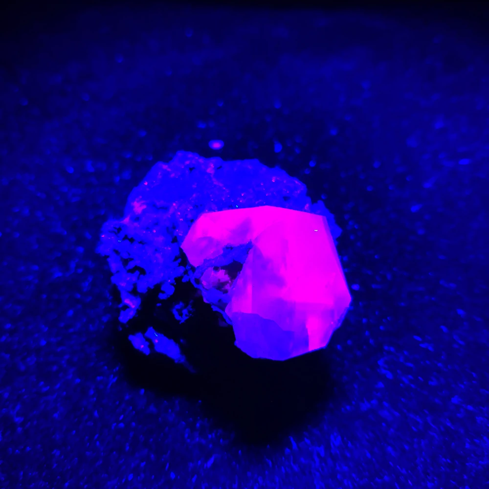 

135g NATURAL Stones and Minerals Rock florescent light CALCITE Crystal Specimens Z5-81