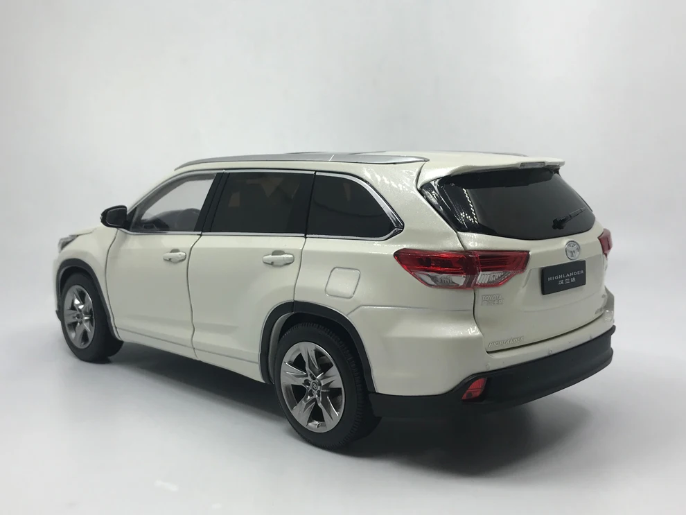 Модель Paudi 1/18 1:18 Масштаб Toyota Highlander белый литой модельный автомобиль игрушка, модель автомобиля двери открытые