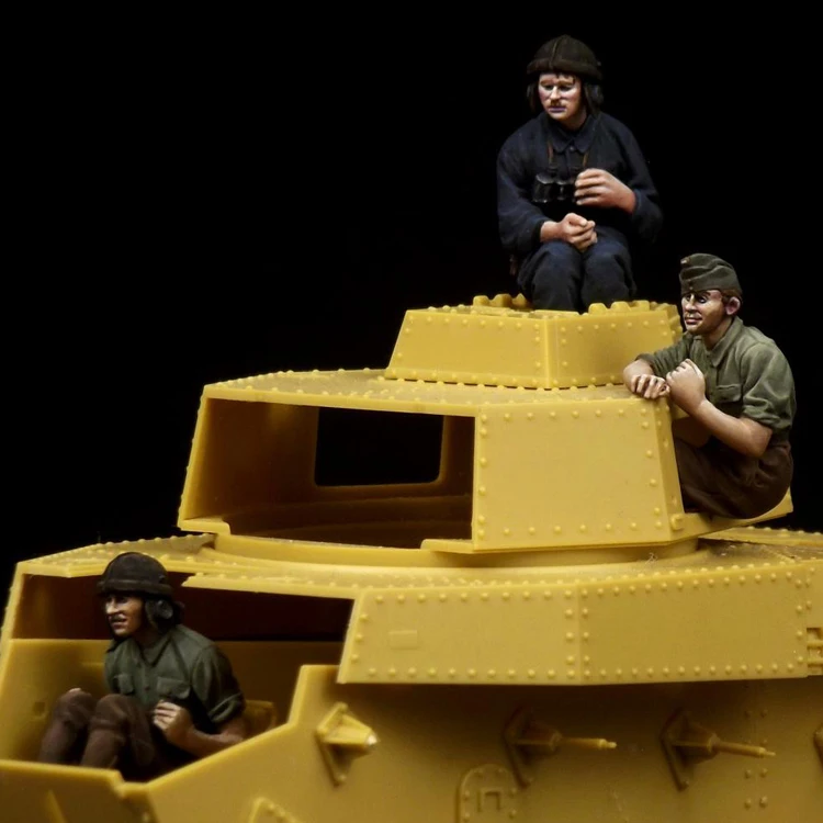 

1/35 Scale Unpainted Resin Figure WW2 Hungarian tank crew 3 figures GK figure
