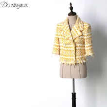 Новинка года; сезон весна-лето; белый роскошный костюм с рукавами на плечах; куртка с бахромой