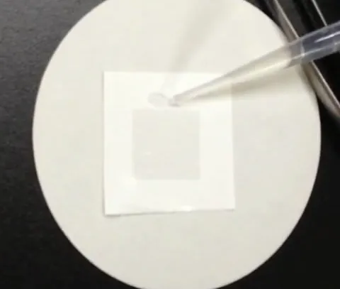 Drops water in the side of graphene