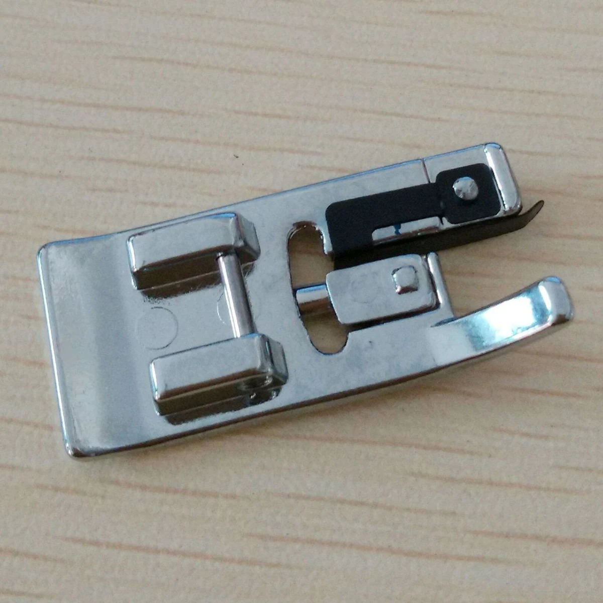 1pc SA135 Overlock Vertical Foot Overcast and Sew a Seam at the Same Time Accessories