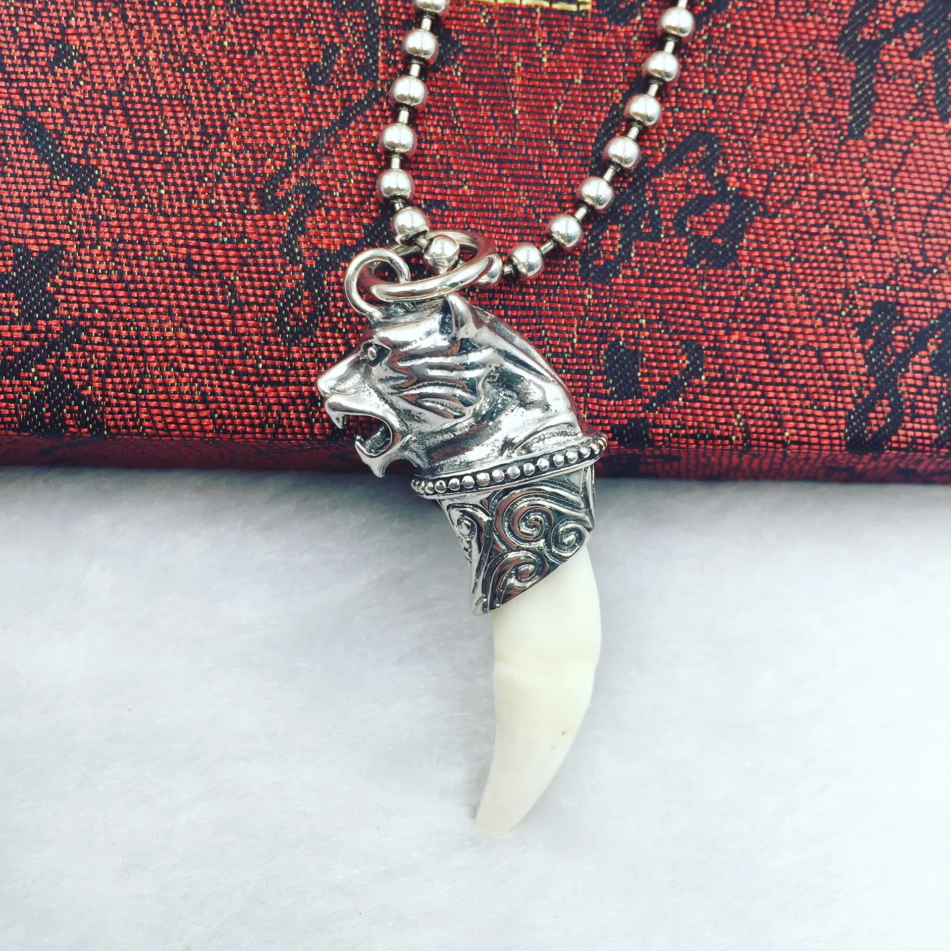 

The ancient Thai S925 Silver Silver Tiger tooth Silver Pendant pendant evil men and women shall direct manufacturers