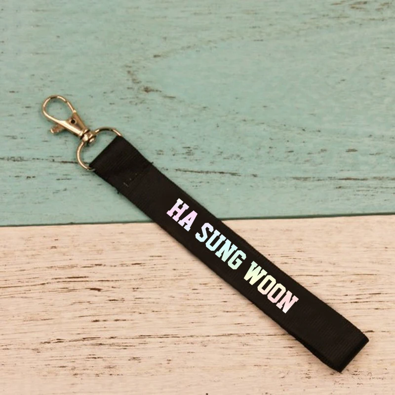 

Kpop WANNA ONE Album Key Ring 11 People Double Sided Discoloration Name K-pop Key Chain Pendant Keyring Laser Keychain