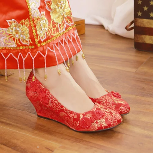 Свадебная обувь с вышивкой; Красная атласная Свадебная обувь на танкетке для беременных; женские туфли-лодочки