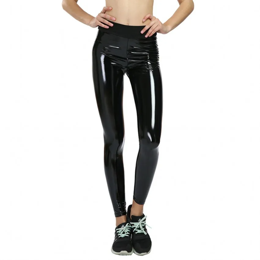 сидение на лице в лаковых леггинсах. кальцедония лаковые легинсы. латексные лосины. лаковые лосины. лаковые лосины.