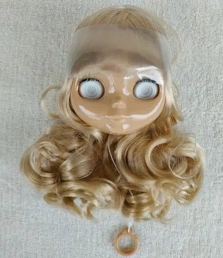 

Blyth doll, silver blue color straigh hair, tan skin, no makeup on faceb and no eyechip in eye