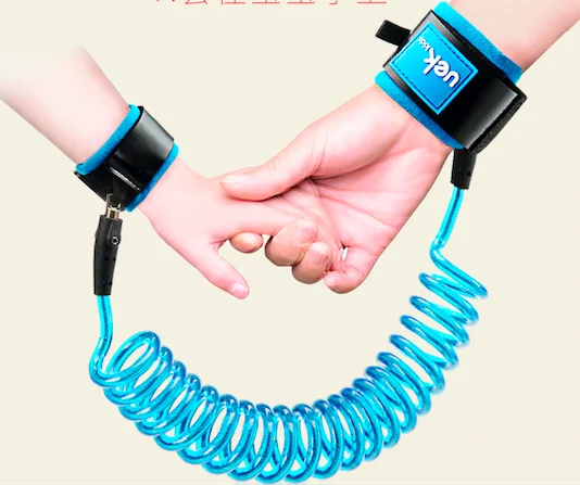 

Children take away the rope, the baby is safe, the child loses the bracelet
