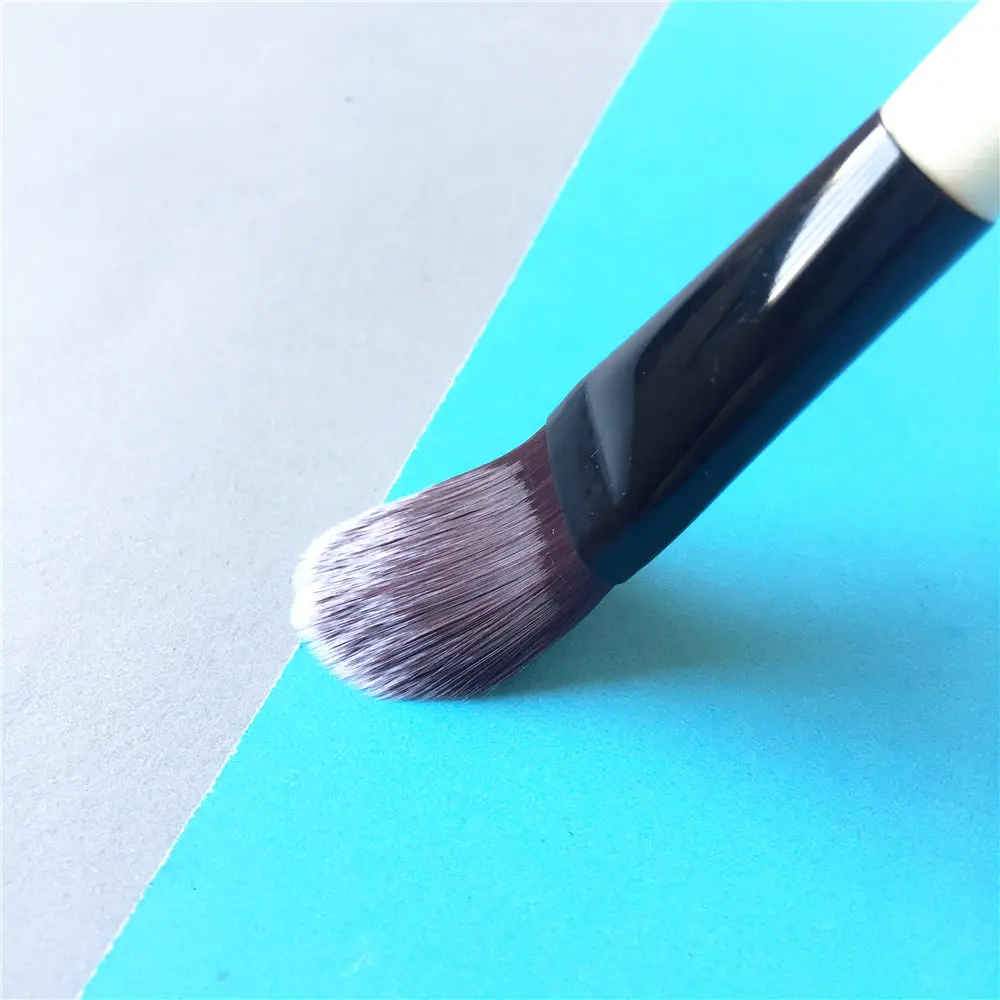 BOBBI BROWN FOUNDATION BRUSH _ 5