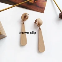 Простые сережки цвета слоновой кости - Окраска металла: brown clip